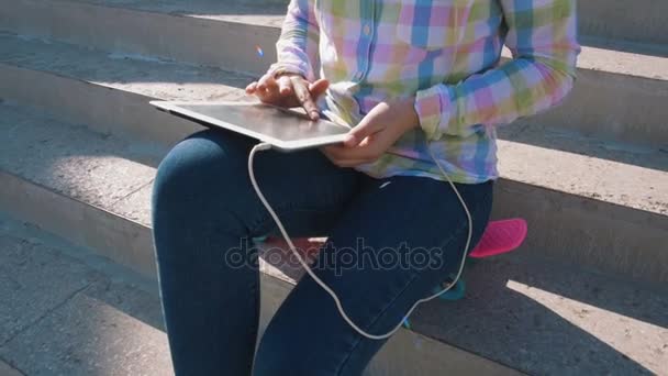 Девушка на лестнице с помощью цифрового планшета — стоковое видео