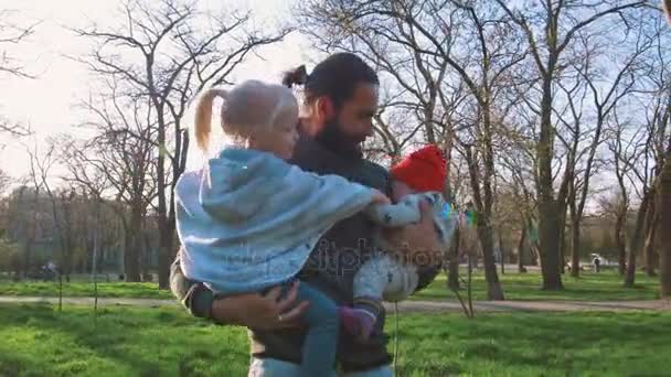 Щаслива сім'я в зеленому парку — стокове відео