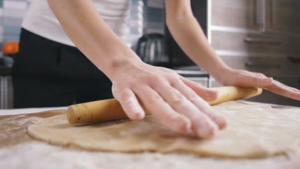 Cozinha feminina na cozinha — Vídeo de Stock