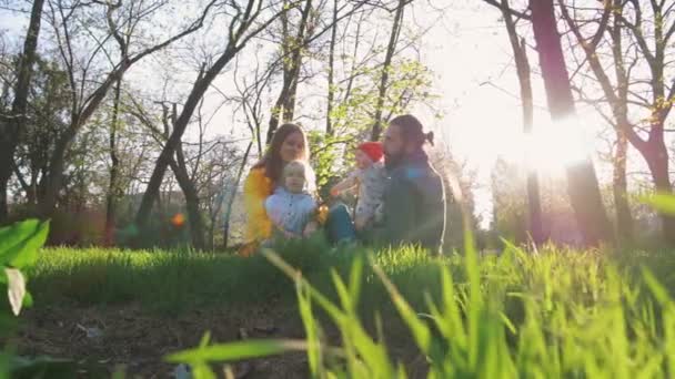 Счастливая семья в зеленом парке — стоковое видео