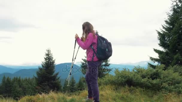 Γυναίκα πεζοπορία στα βουνά — Αρχείο Βίντεο
