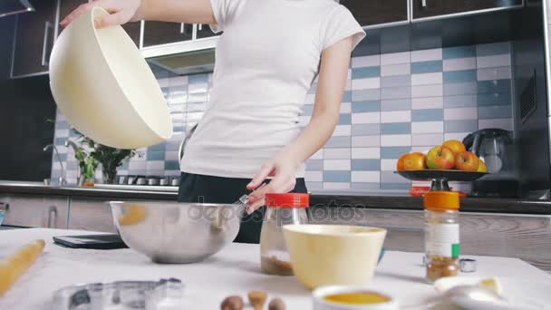 Cocina femenina en la cocina — Vídeos de Stock