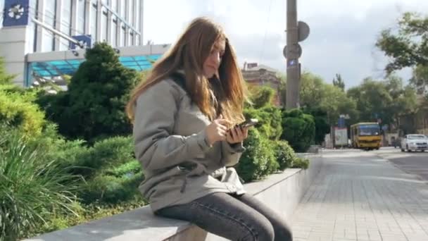 Mujer usando teléfono móvil — Vídeos de Stock