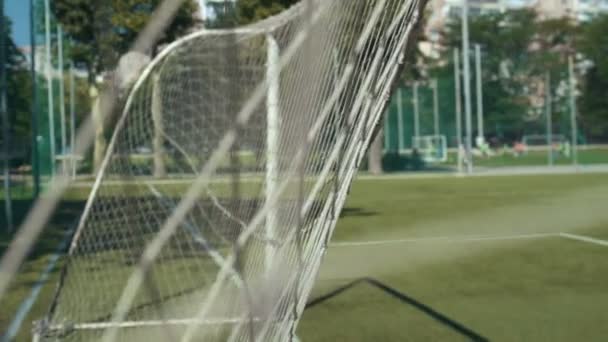 Мужчина играет в футбол — стоковое видео