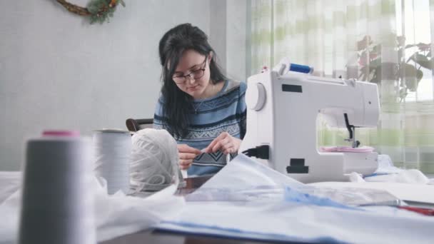 Woman with sewing machine — Stock Video