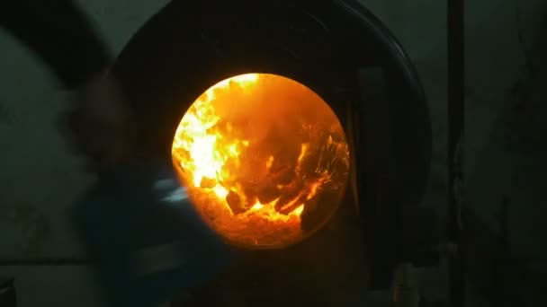 Bútor gyártó égő tűz — Stock videók