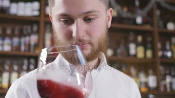 Сомельє з келихом червоного вина — стокове відео