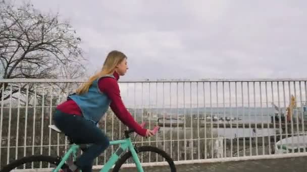 Kvinna Rider fast växel cykel — Stockvideo