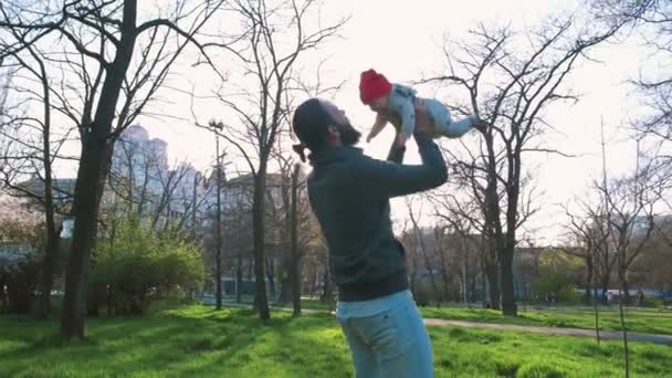 Lycklig familj i grön park — Stockvideo