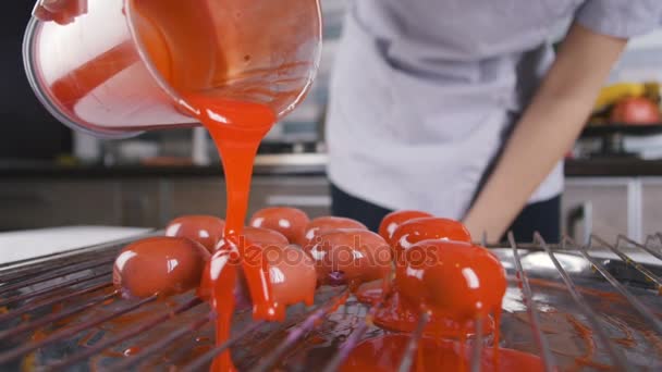 Cocina femenina en casa — Vídeos de Stock