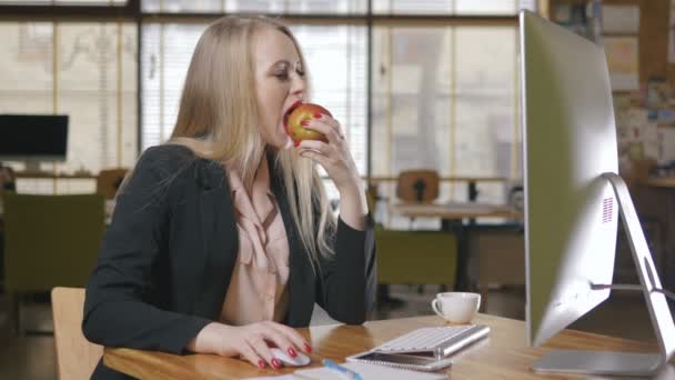 Geschäftsfrau isst Apfel — Stockvideo