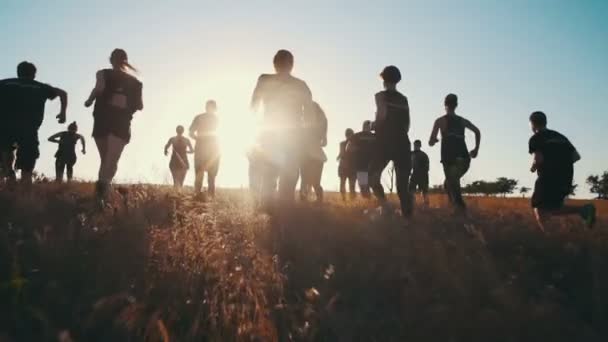 Gente corriendo al amanecer — Vídeo de stock
