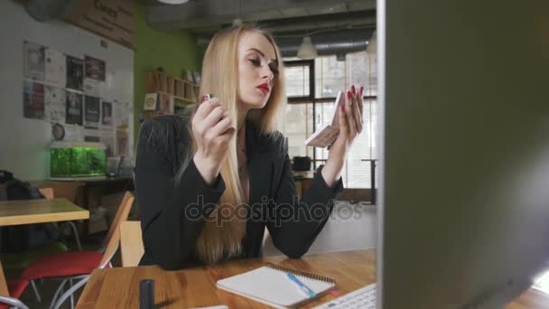 Zakenvrouw met behulp van lippenstift — Stockvideo