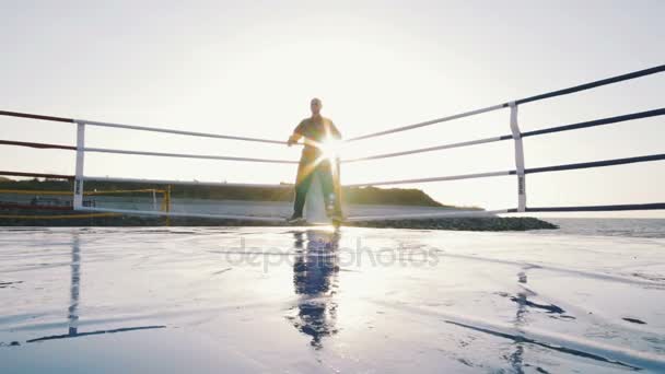 Fighters slåss på boxningsring — Stockvideo