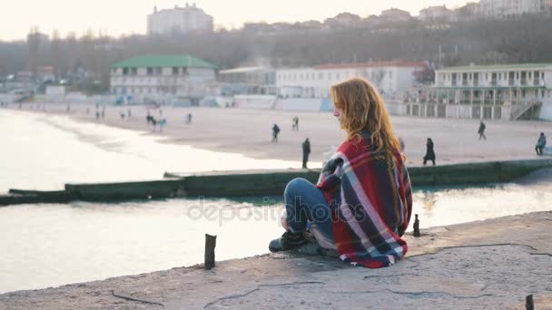 Mujer hipster en la costa — Vídeo de stock