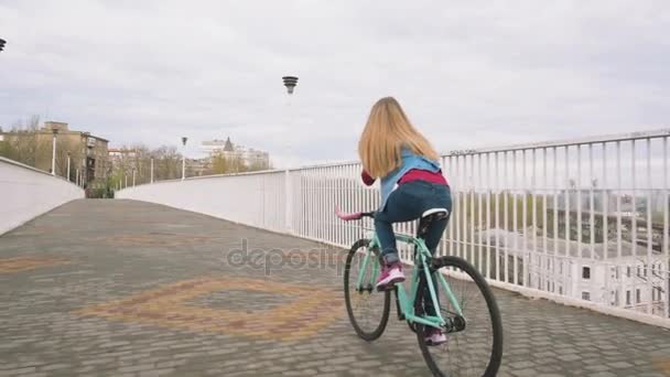 Mujer montar bicicleta de engranaje fijo — Vídeo de stock