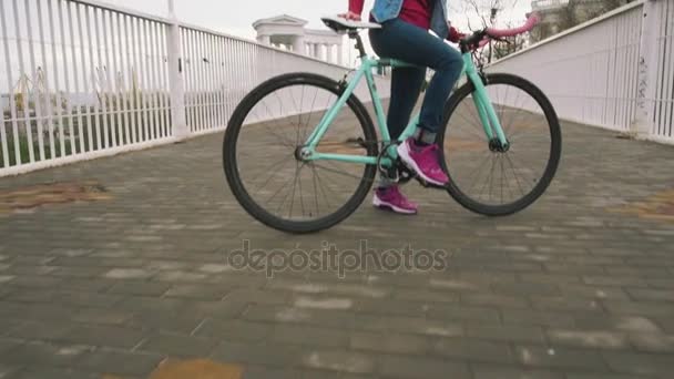 Mulher com bicicleta de engrenagem fixa — Vídeo de Stock