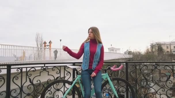 Mujer con bicicleta de engranaje fijo — Vídeo de stock
