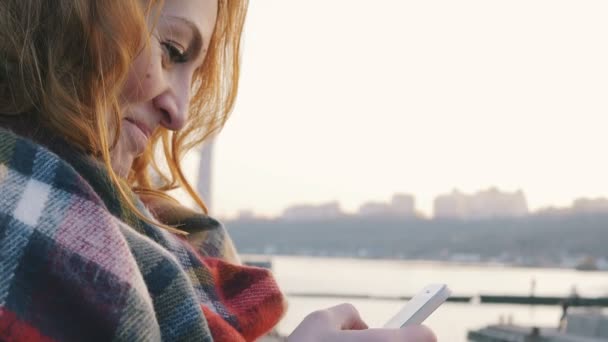Mujer usando móvil en la costa — Vídeos de Stock