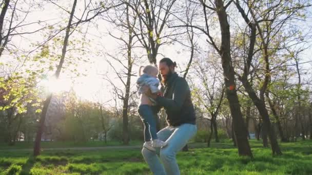 Lycklig familj i grön park — Stockvideo