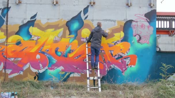 Man tekening graffiti — Stockvideo