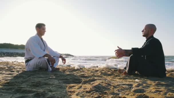 Luchadores de karate en la playa — Vídeos de Stock