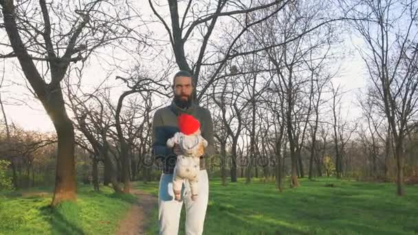 Happy Family in groen park — Stockvideo