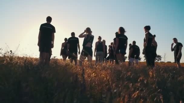 Sport mensen bij zonsopgang — Stockvideo