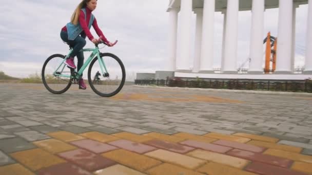 Mulher andar de bicicleta de engrenagem fixa — Vídeo de Stock