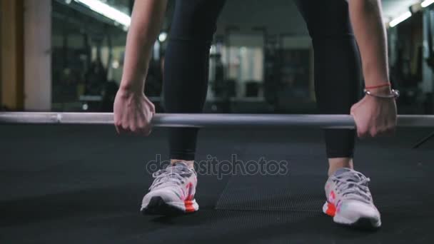 Vrouw doen oefeningen in de sportschool — Stockvideo