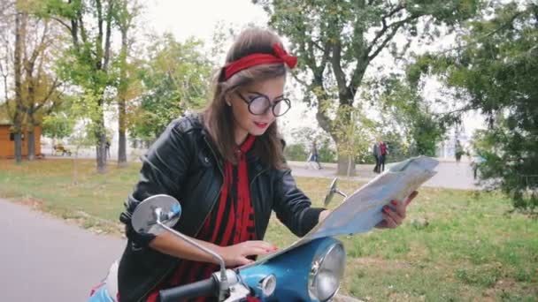 Hipster woman using map — Stock Video