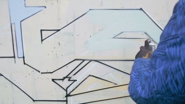 Mann zeichnet Graffiti — Stockvideo