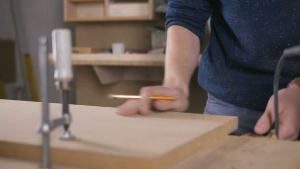 Fabricante de muebles en taller — Vídeo de stock