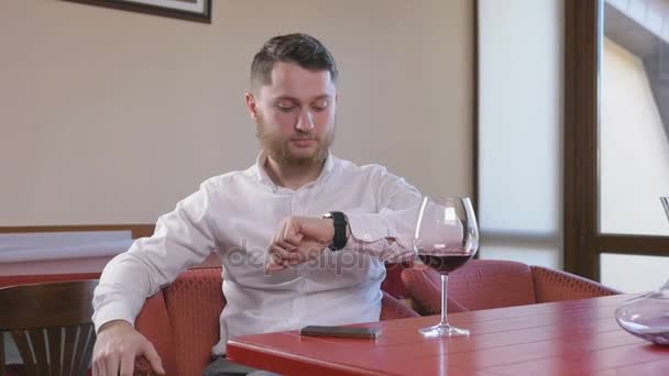 Человек дегустирует вино — стоковое видео