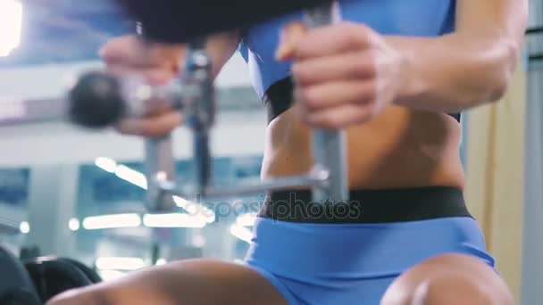Vrouw doen oefeningen in de sportschool — Stockvideo