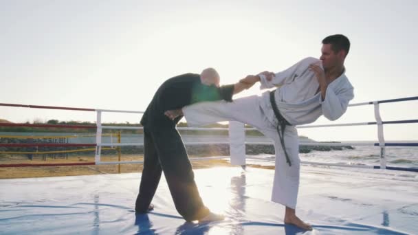 Combattenti che combattono sul ring di boxe — Video Stock