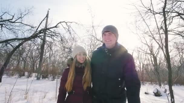 在冬季森林散步的夫妇 — 图库视频影像