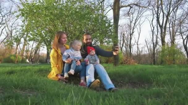 Lycklig familj i grön park — Stockvideo