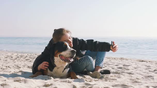 Frau spielt mit schwarzem Hund — Stockvideo