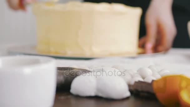 Cocina femenina en la cocina — Vídeos de Stock