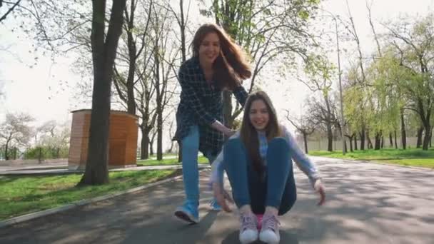 Meninas equitação bordo no parque — Vídeo de Stock