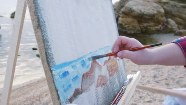 Mujer pintando mar en playa — Vídeos de Stock