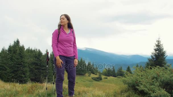 女性の山でトレッキング — ストック動画