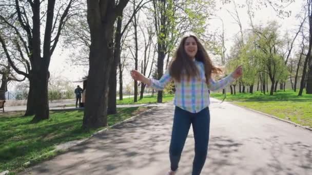 Девушки танцуют в зеленом парке — стоковое видео