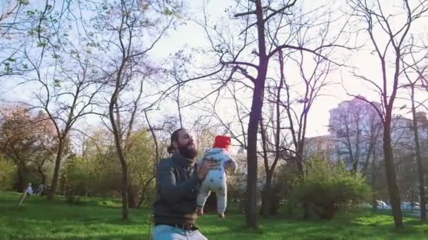 Familia feliz en el parque verde — Vídeos de Stock