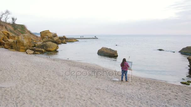 Woman painting sea on beach — Stock Video