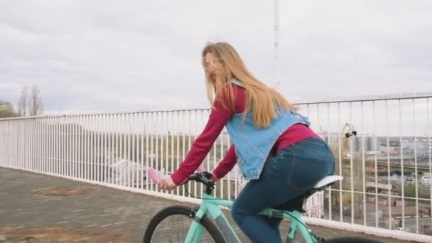 Жінка їде на фіксованому велосипеді — стокове відео