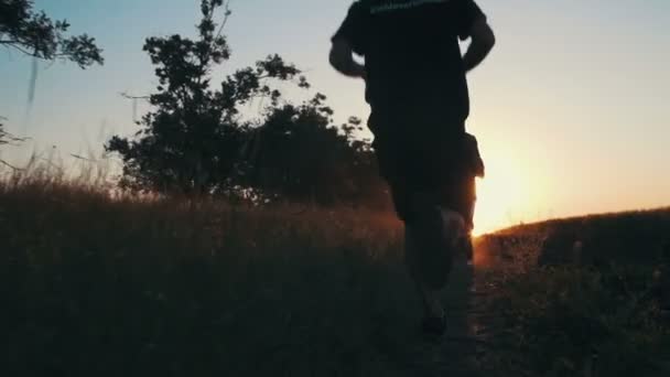 Menschen laufen bei Sonnenaufgang — Stockvideo