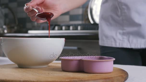 Cocina femenina en casa — Vídeo de stock