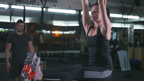 Pár dělá cvičení v tělocvičně — Stock video